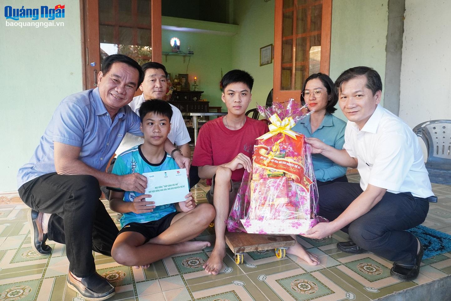 Tặng quà Tết cho người nghèo ở xã Tịnh Sơn