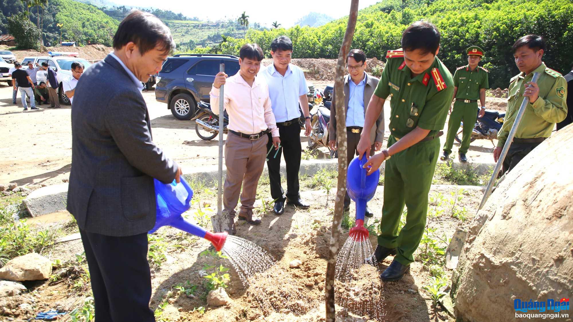 Sơn Tây phát động “Tết trồng cây đời đời nhớ ơn Bác Hồ”
