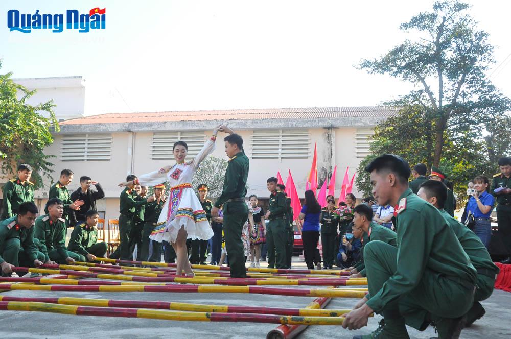 Rộn ràng Tết quân dân