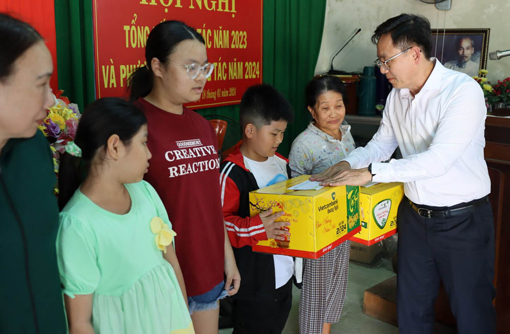 Vietcombank trao quà Tết cho người nghèo