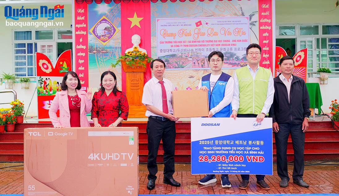 Doosan Vina và Trường Đại học Chung Ang thực hiện chương trình từ thiện giáo dục 