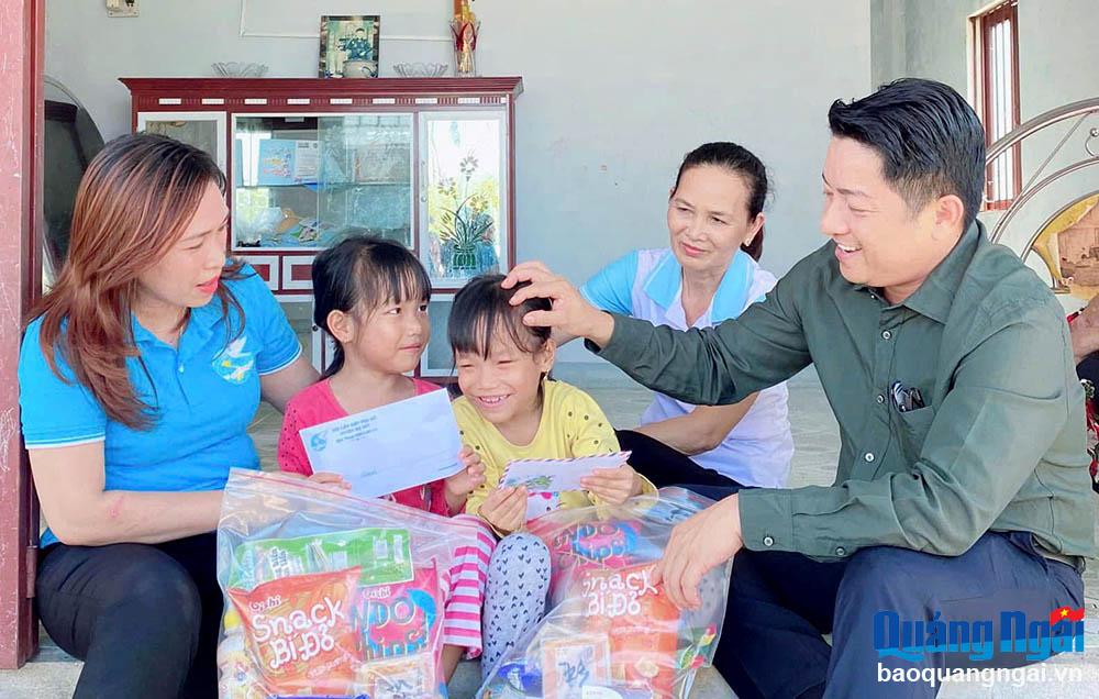 Điểm tựa cho em thơ  