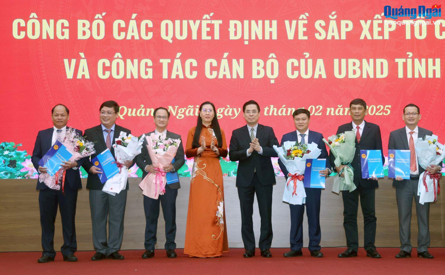 UBND tỉnh công bố các quyết định về sắp xếp tổ chức và công tác cán bộ