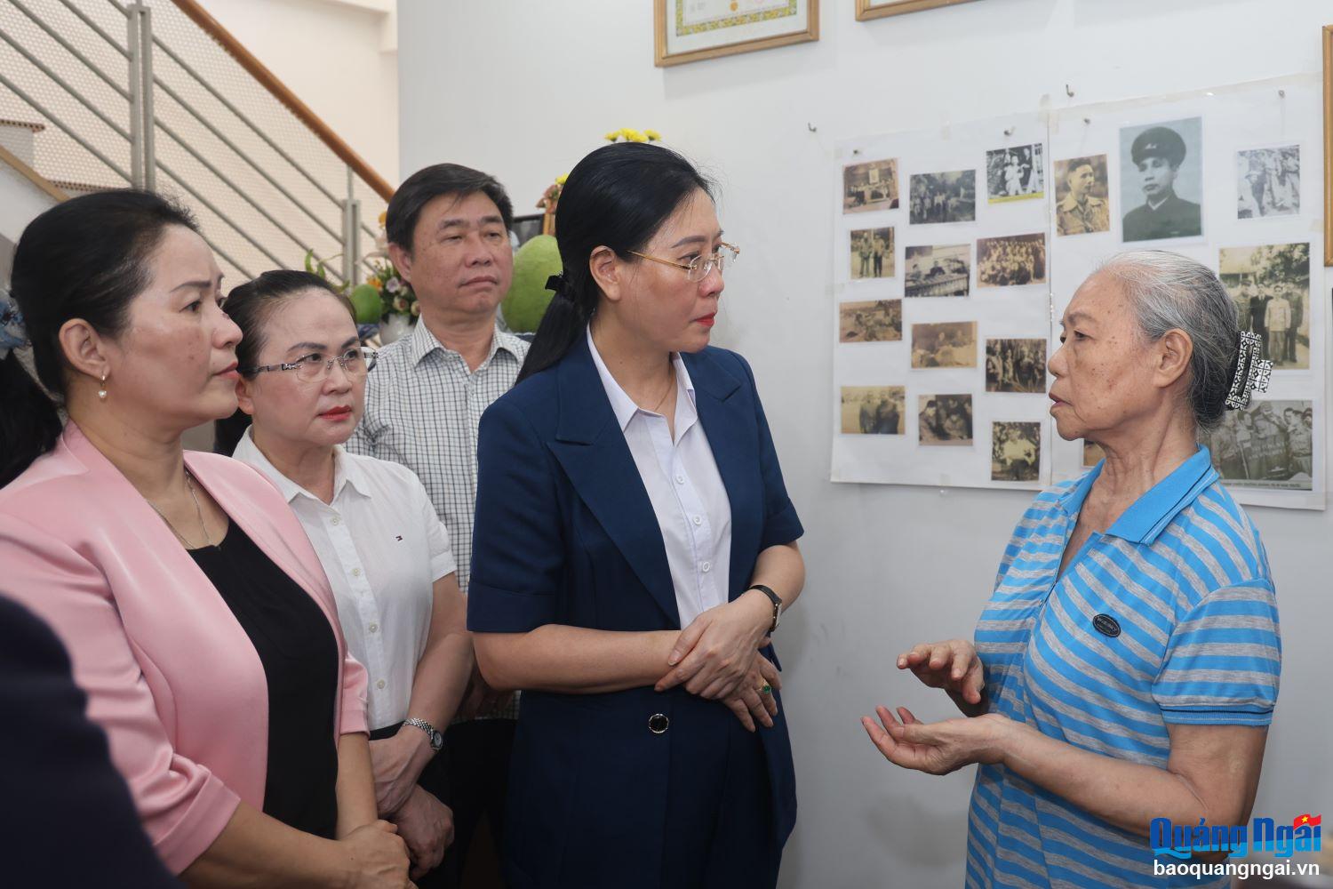 Bí thư Tỉnh ủy Bùi Thị Quỳnh Vân thăm, viếng hương các thành viên Đội Du kích Ba Tơ tại TP.Hồ Chí Minh