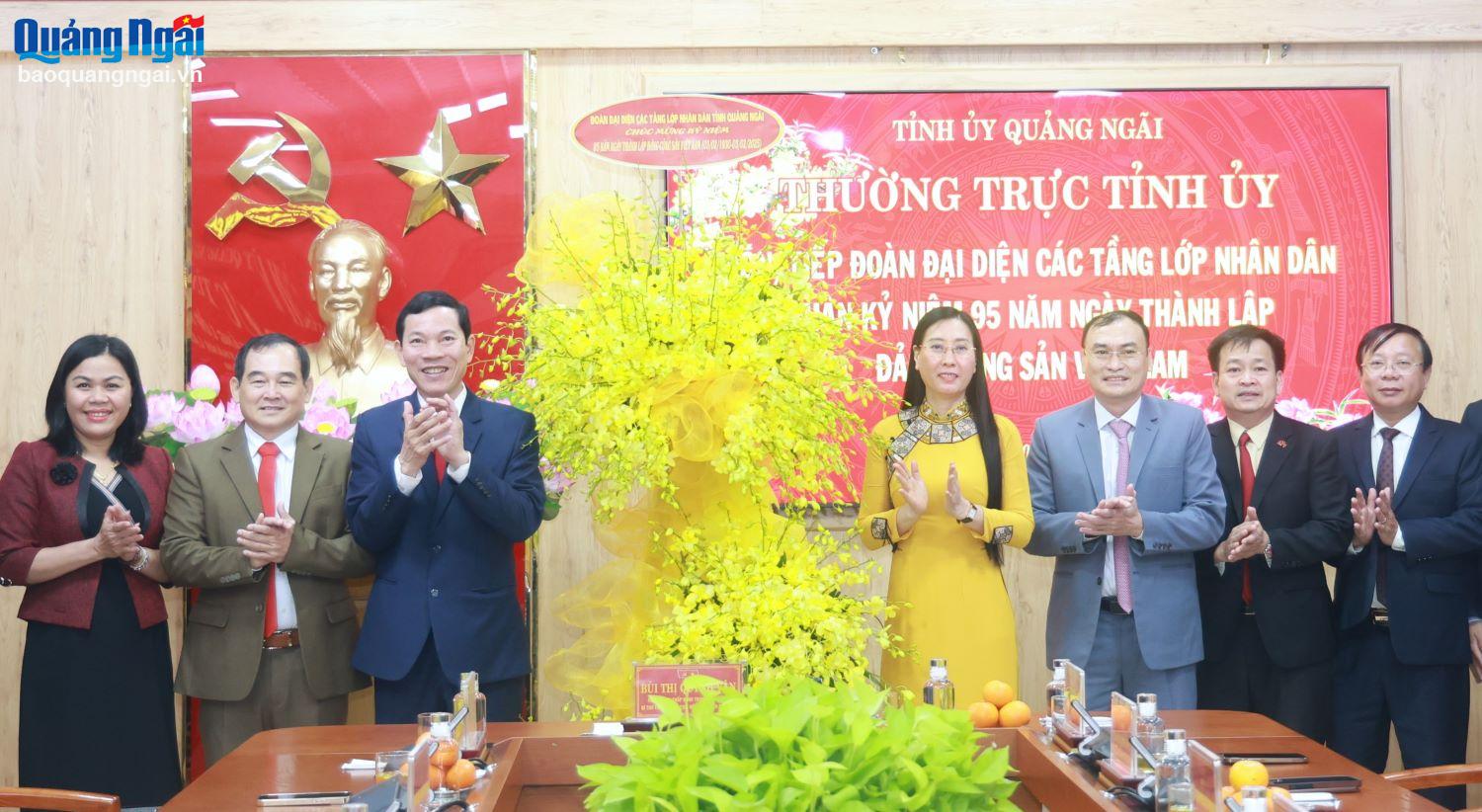 Đoàn đại biểu đại diện các tầng lớp nhân dân trong tỉnh đến thăm, chúc mừng Tỉnh ủy