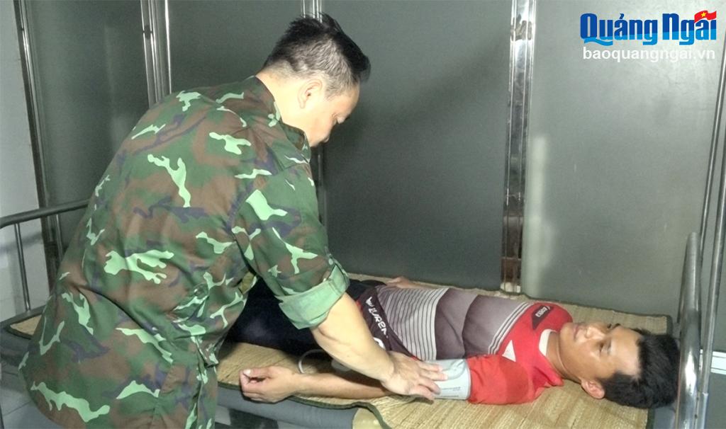 Ăn cá hồng, 6 ngư dân Quảng Ngãi bị ngộ độc trên biển