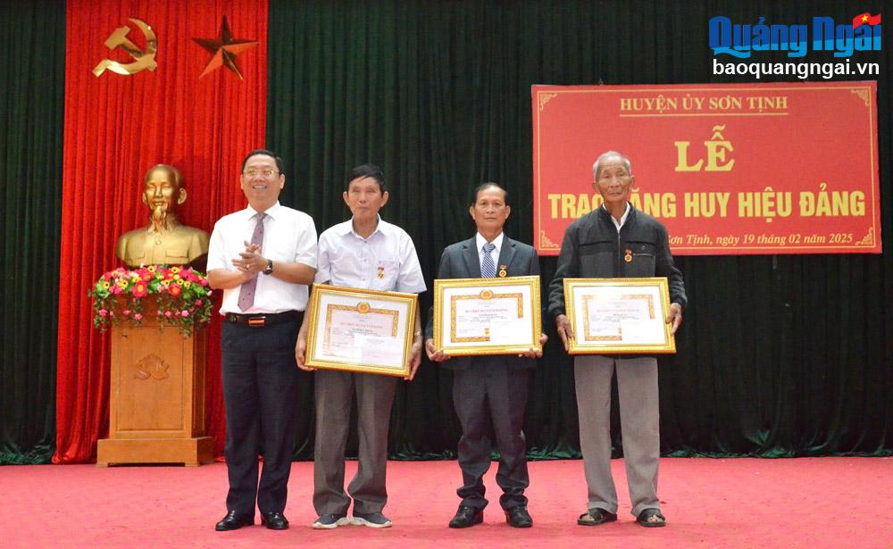 Huyện ủy Sơn Tịnh trao tặng Huy hiệu Đảng cho 36 đảng viên