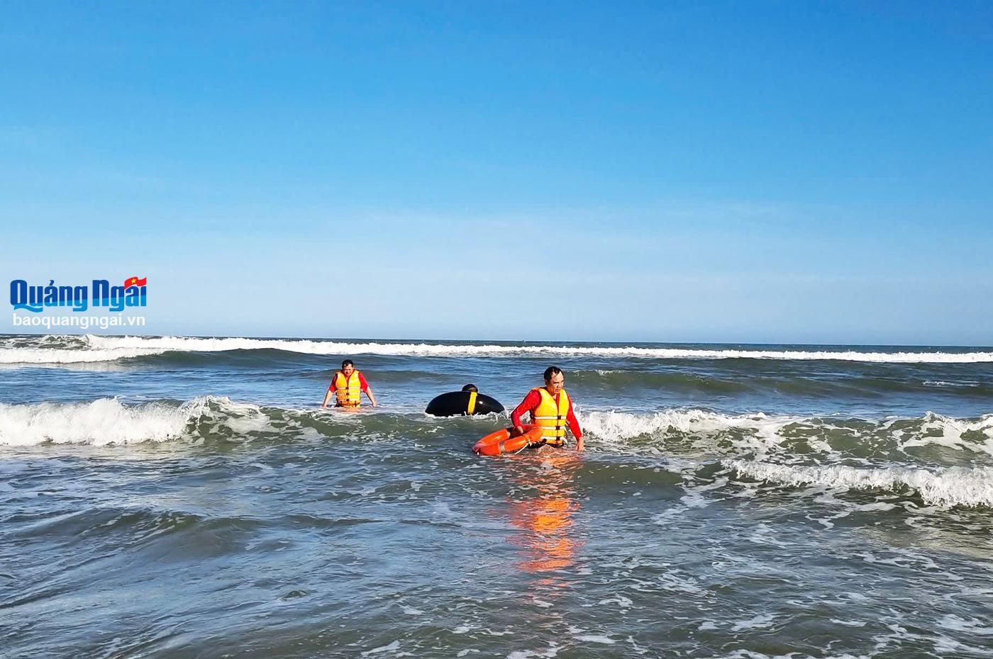 Ứng cứu kịp thời 1 người gặp nạn trong lúc tắm biển