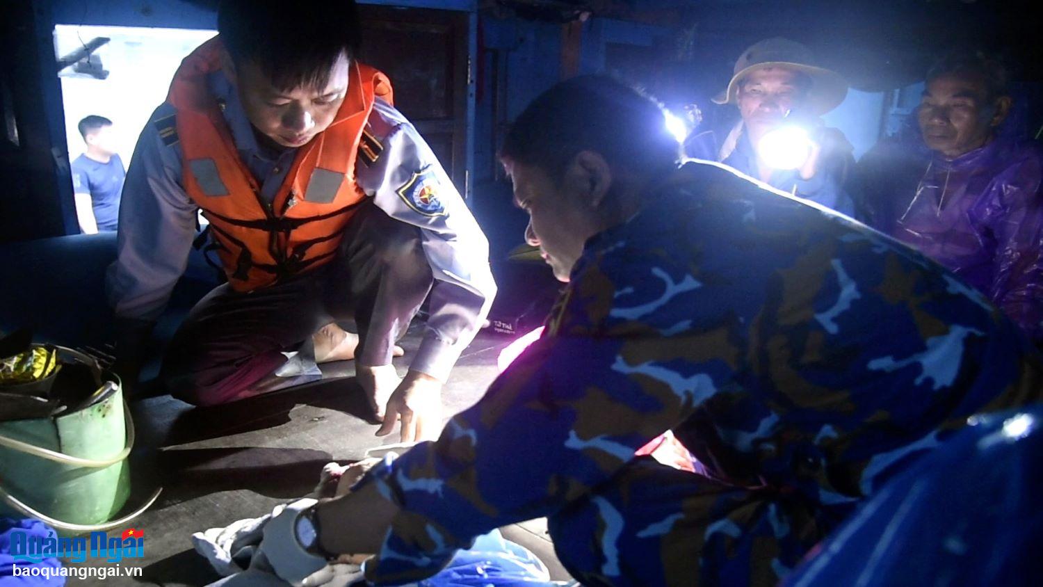 Cấp cứu kịp thời ngư dân bị tai nạn trên biển