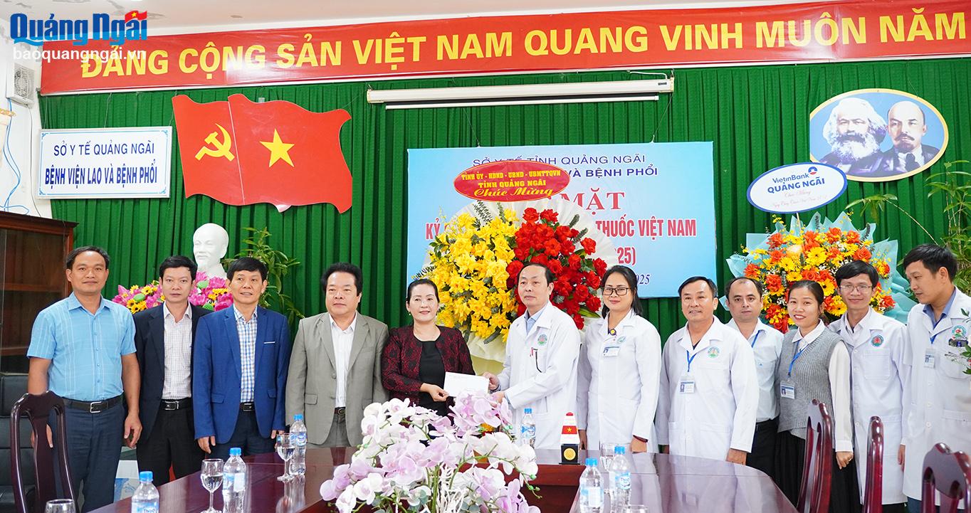 Phó Bí thư Tỉnh ủy Đinh Thị Hồng Minh thăm, chúc mừng các cơ sở y tế