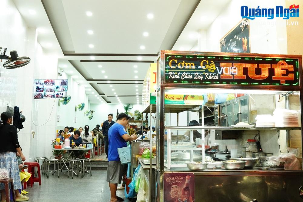 Hàng quán mở cửa phục vụ xuyên Tết