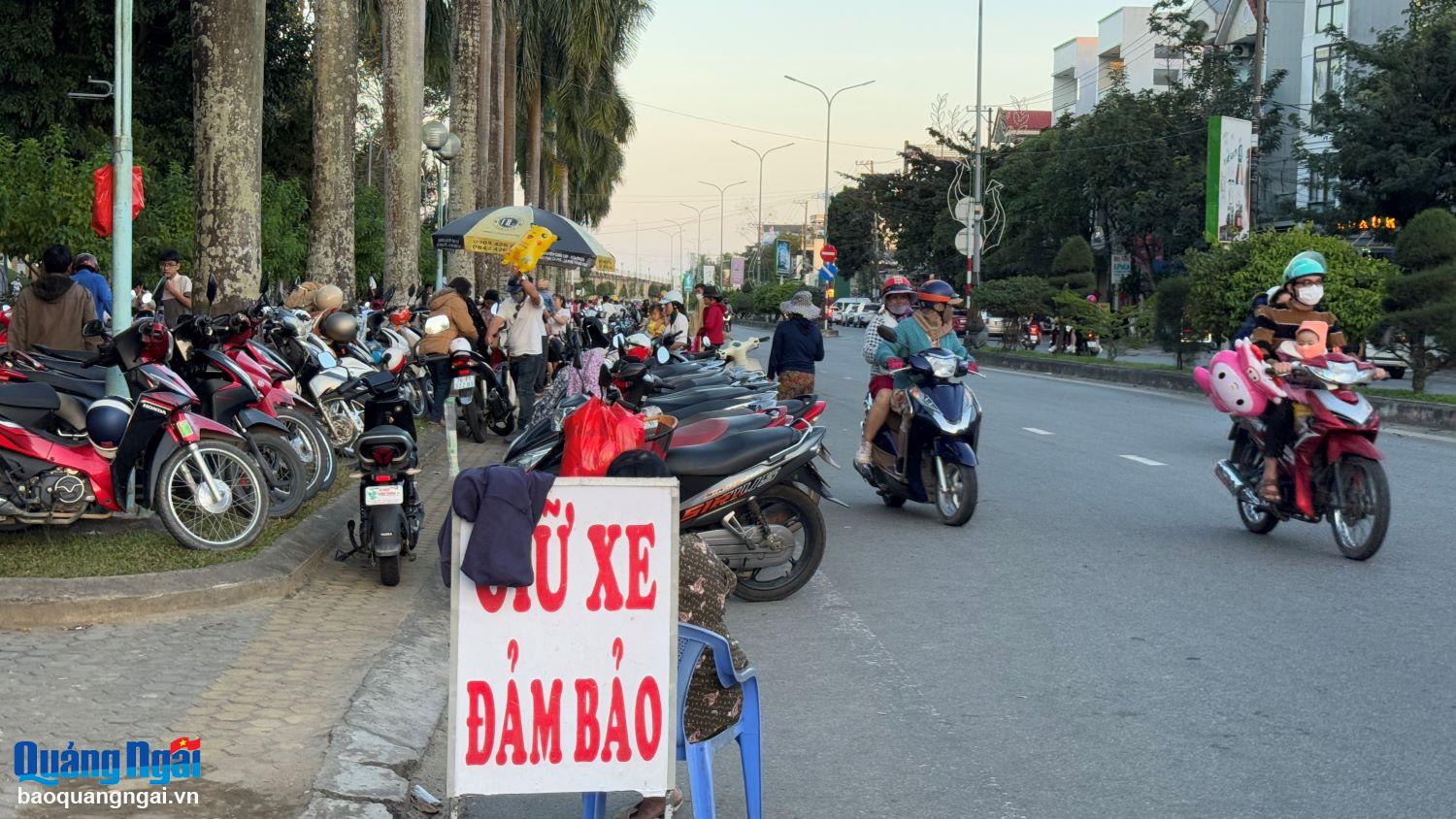 Lấn chiếm lòng đường làm điểm giữ xe