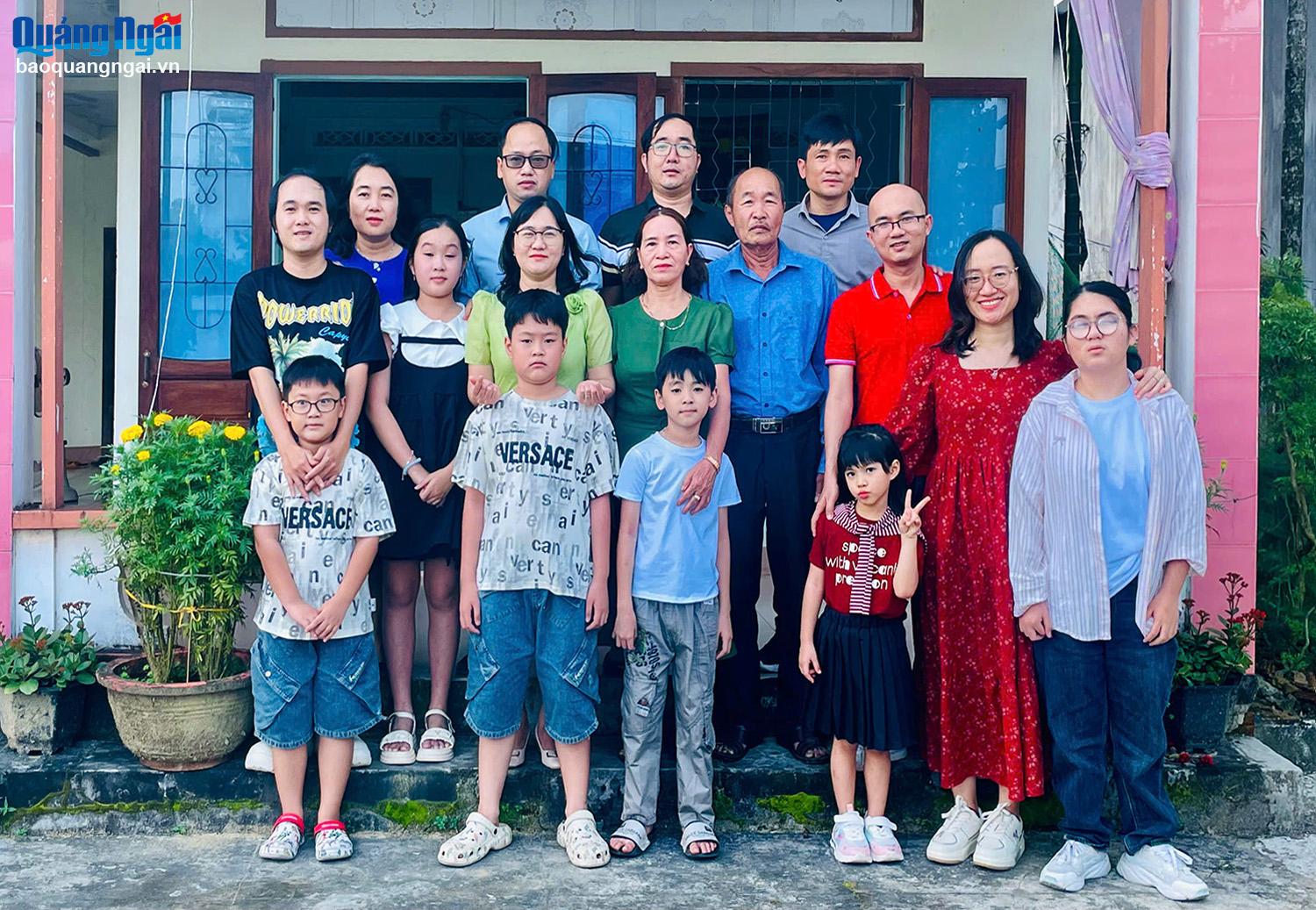 Chuyện về gia đình nông dân có 5 con là tiến sĩ, thạc sĩ, kỹ sư