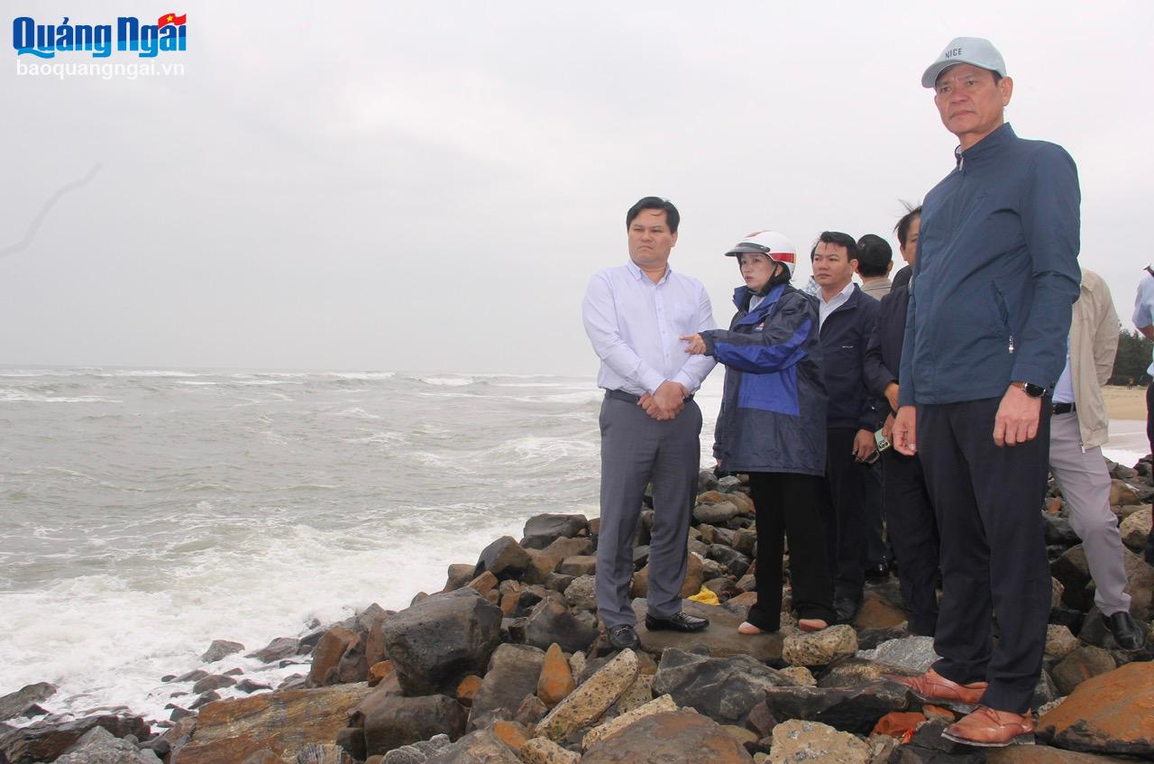 Khẩn trương khắc phục sạt lở bờ biển xã An Phú