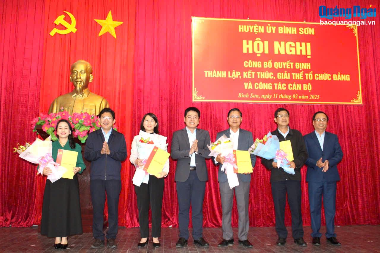 Huyện ủy Bình Sơn công bố quyết định thành lập, kết thúc, giải thể tổ chức Đảng