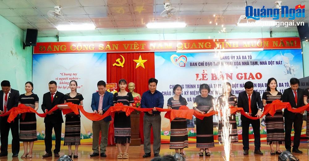 Bàn giao 65 ngôi nhà trong chương trình xóa nhà tạm, nhà dột nát ở xã Ba Tô