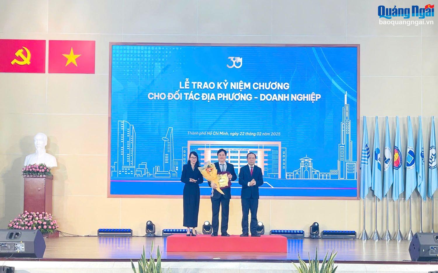 Quảng Ngãi trao học bổng cho sinh viên Đại học Quốc gia TP.Hồ Chí Minh