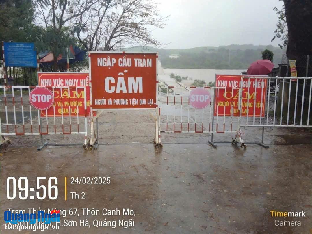 Mưa lớn gây ngập cầu tràn Thạch Nham