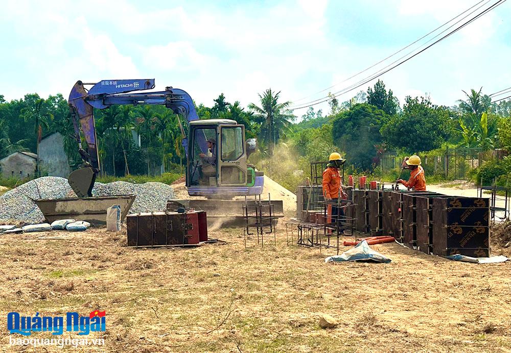 Di dời, vận hành ổn định lưới điện phục vụ thi công cao tốc