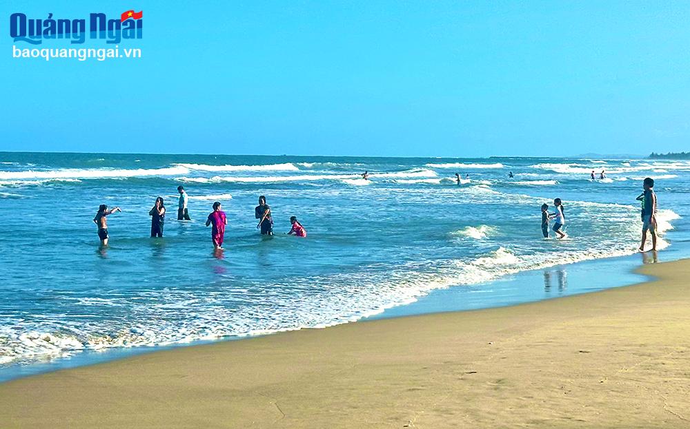 Bãi biển Mỹ Khê trong lành, thân thiện