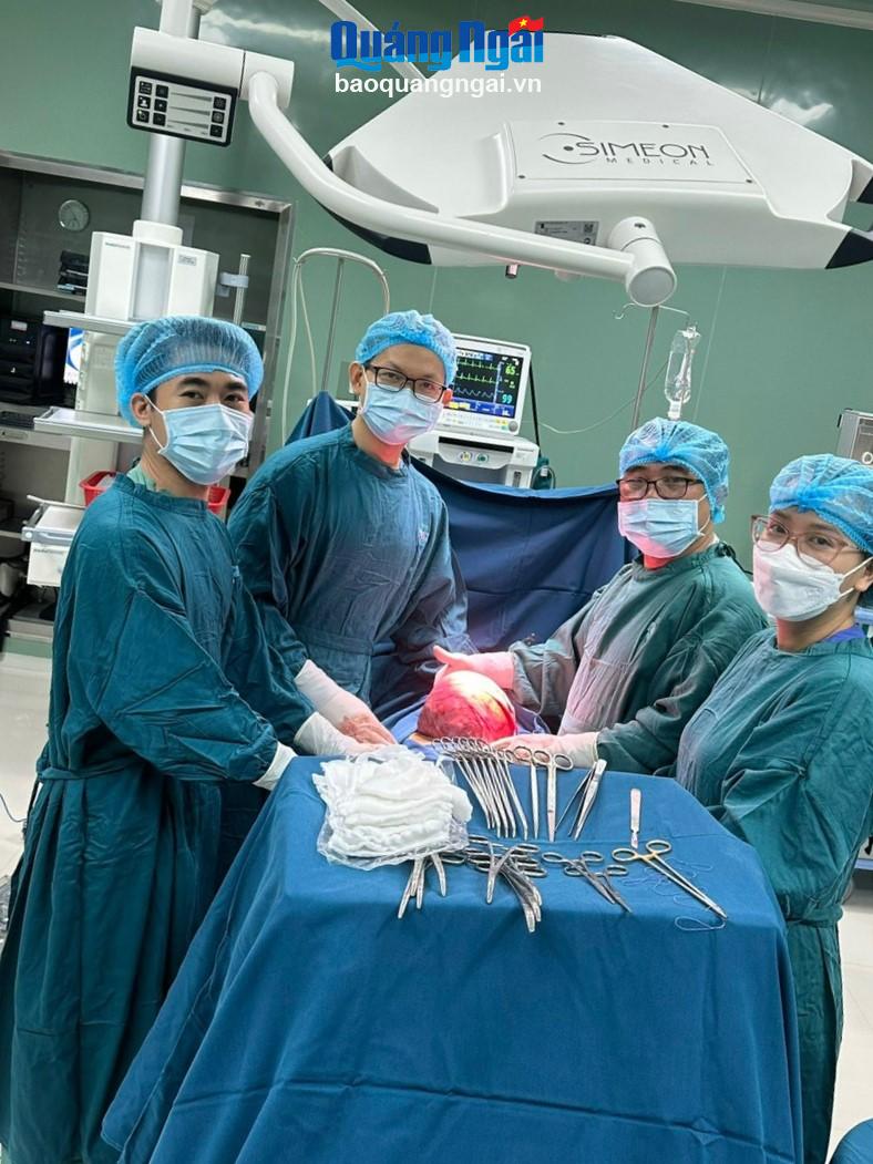 Khối u xơ tử cung nặng 2,7kg