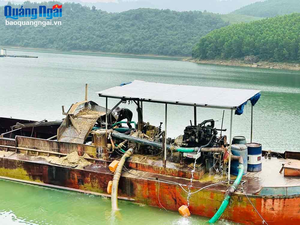 Quan tâm nạo vét lòng hồ