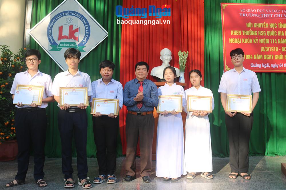 Khen thưởng cho 49 học sinh giỏi quốc gia