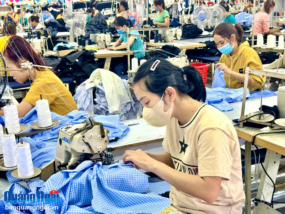 Sản xuất công nghiệp vượt khó, tăng tốc