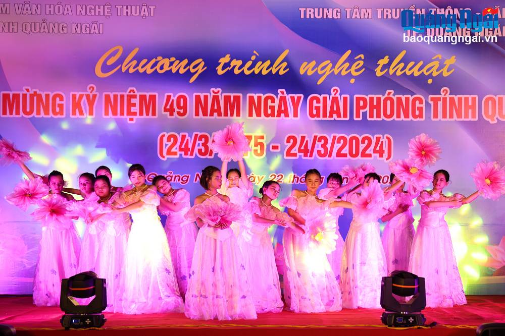 Văn nghệ chào mừng giải phóng Quảng Ngãi