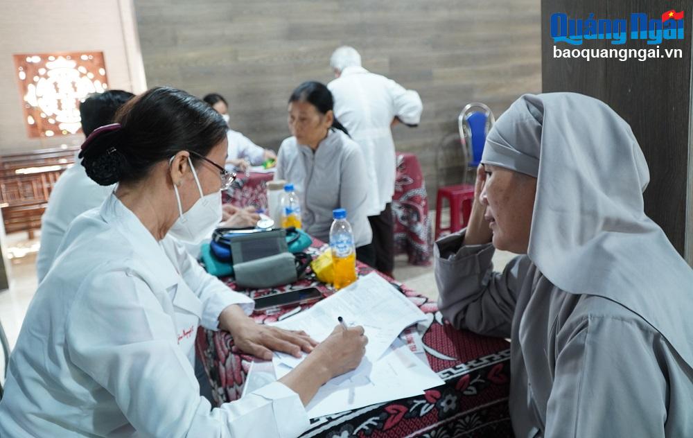 Khám bệnh, cấp thuốc cho người dân khó khăn