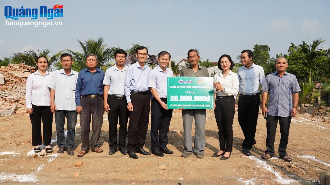 Báo Quảng Ngãi trao kinh phí hỗ trợ xây dựng nhà ở cho người có công