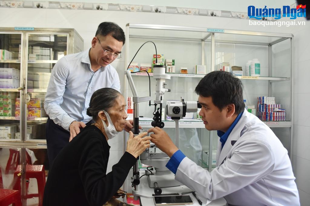 Khám bệnh, tặng quà cho người dân Bình Sơn