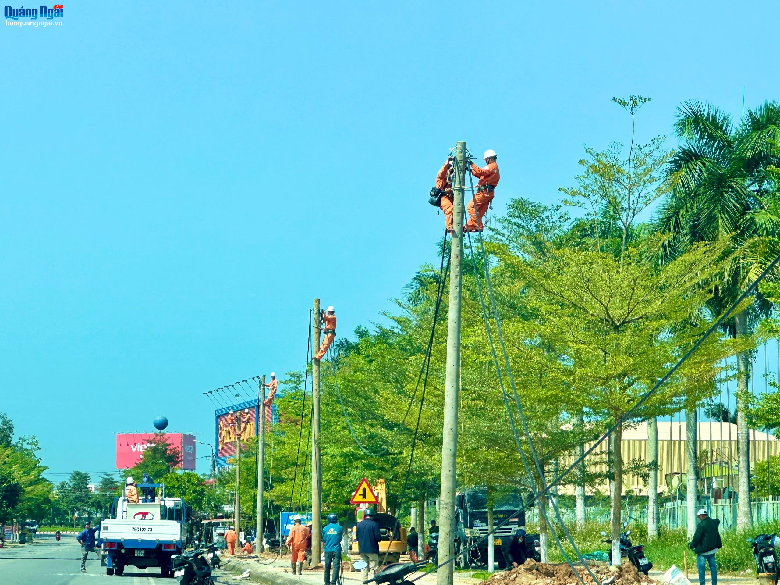 Cấp điện trở lại cho 300 hộ dân ở phường Trương Quang Trọng