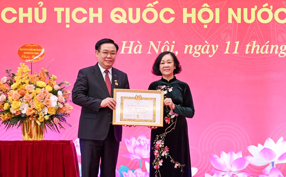 Chủ tịch Quốc hội Vương Đình Huệ nhận Huy hiệu 40 năm tuổi Đảng