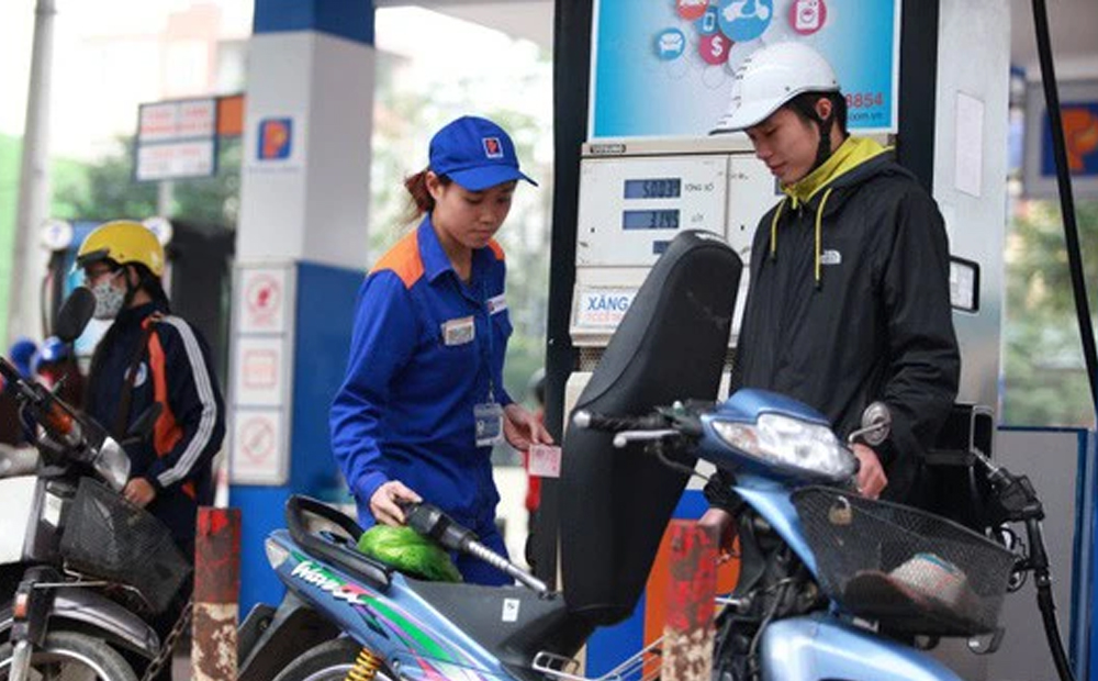 Giá xăng tăng mạnh hơn 700 đồng/lít