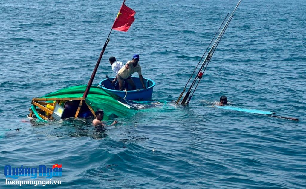 Khen thưởng tập thể, cá nhân cứu hộ ngư dân