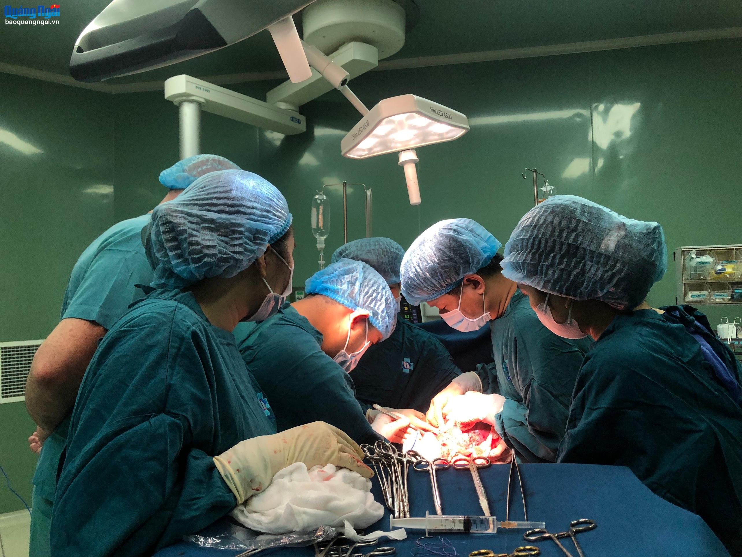 Phẫu thuật bảo tồn tử cung cho bệnh nhân có thai bám vết sẹo mổ cũ