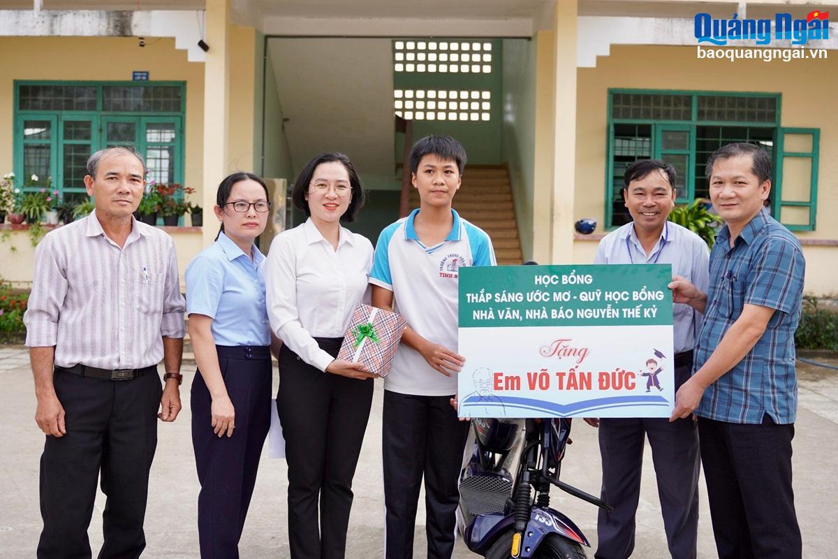 Tặng xe đạp điện cho học sinh có hoàn cảnh khó khăn