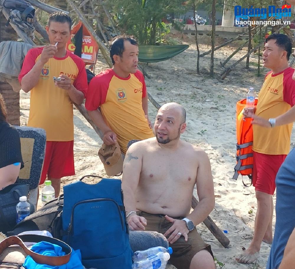 Cứu hộ kịp thời 4 du khách gặp nạn khi tắm biển Mỹ Khê
