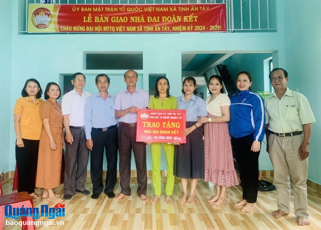 Bàn giao nhà đại đoàn kết cho hộ cận nghèo ở xã Tịnh Ấn Tây