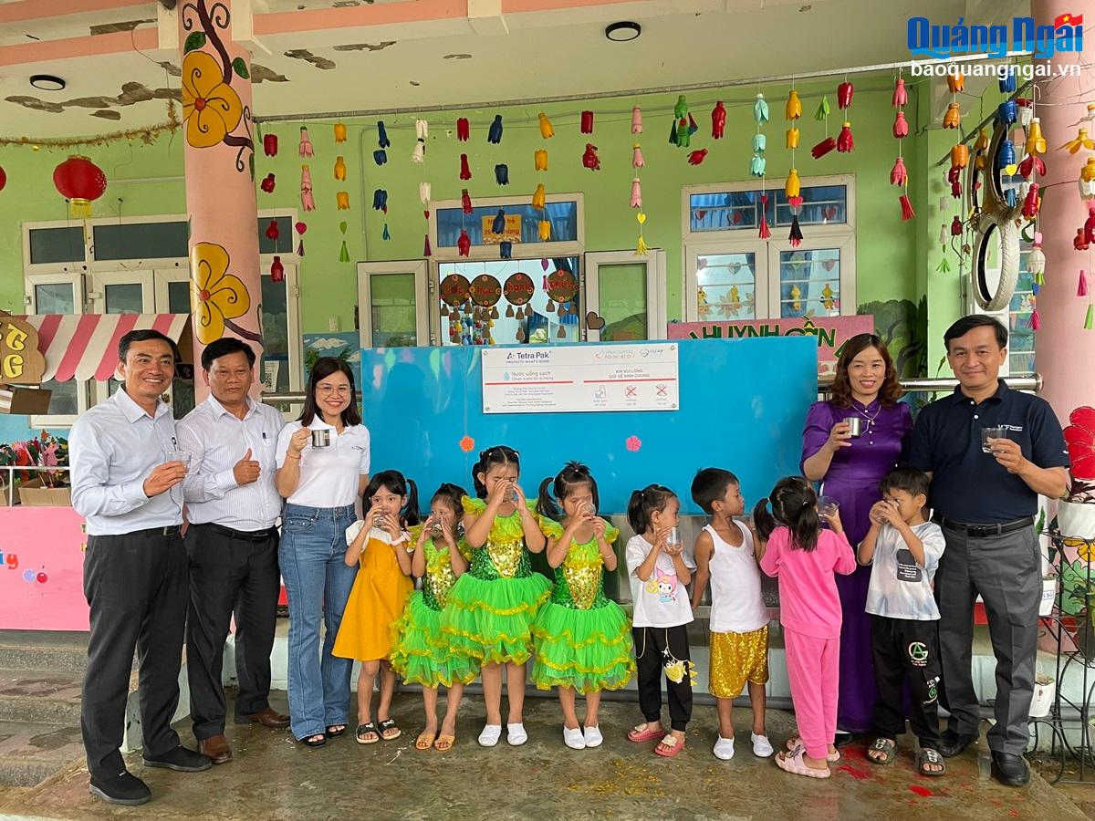 Bàn giao hệ thống máy lọc nước cho các trường mầm non ở Trà Bồng
