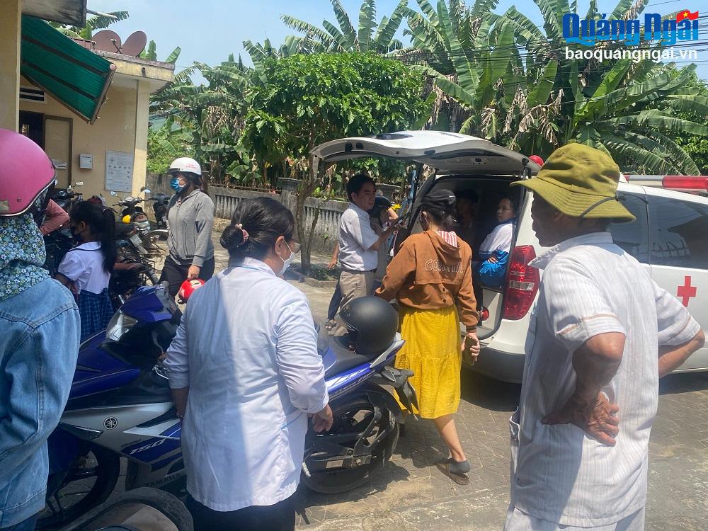 Ăn kẹo không rõ nguồn gốc, 15 học sinh bị ngộ độc