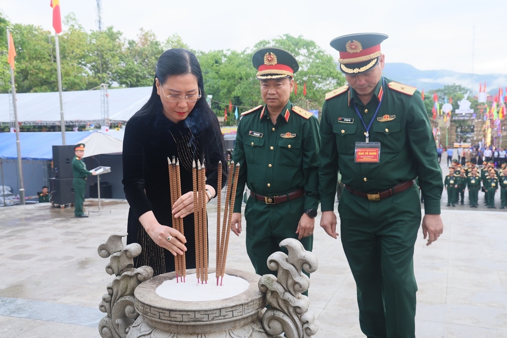 Tổ chức trọng thể Lễ dâng hương, dâng hoa tại Tượng đài Khởi nghĩa Ba Tơ