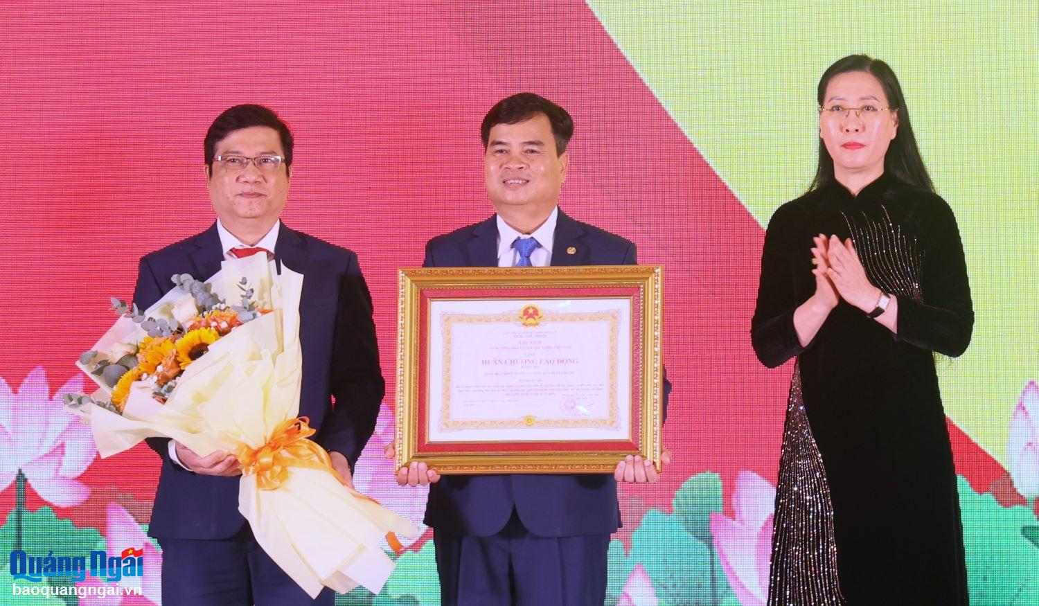 Huyện Ba Tơ được tặng thưởng Huân chương Lao động hạng Ba