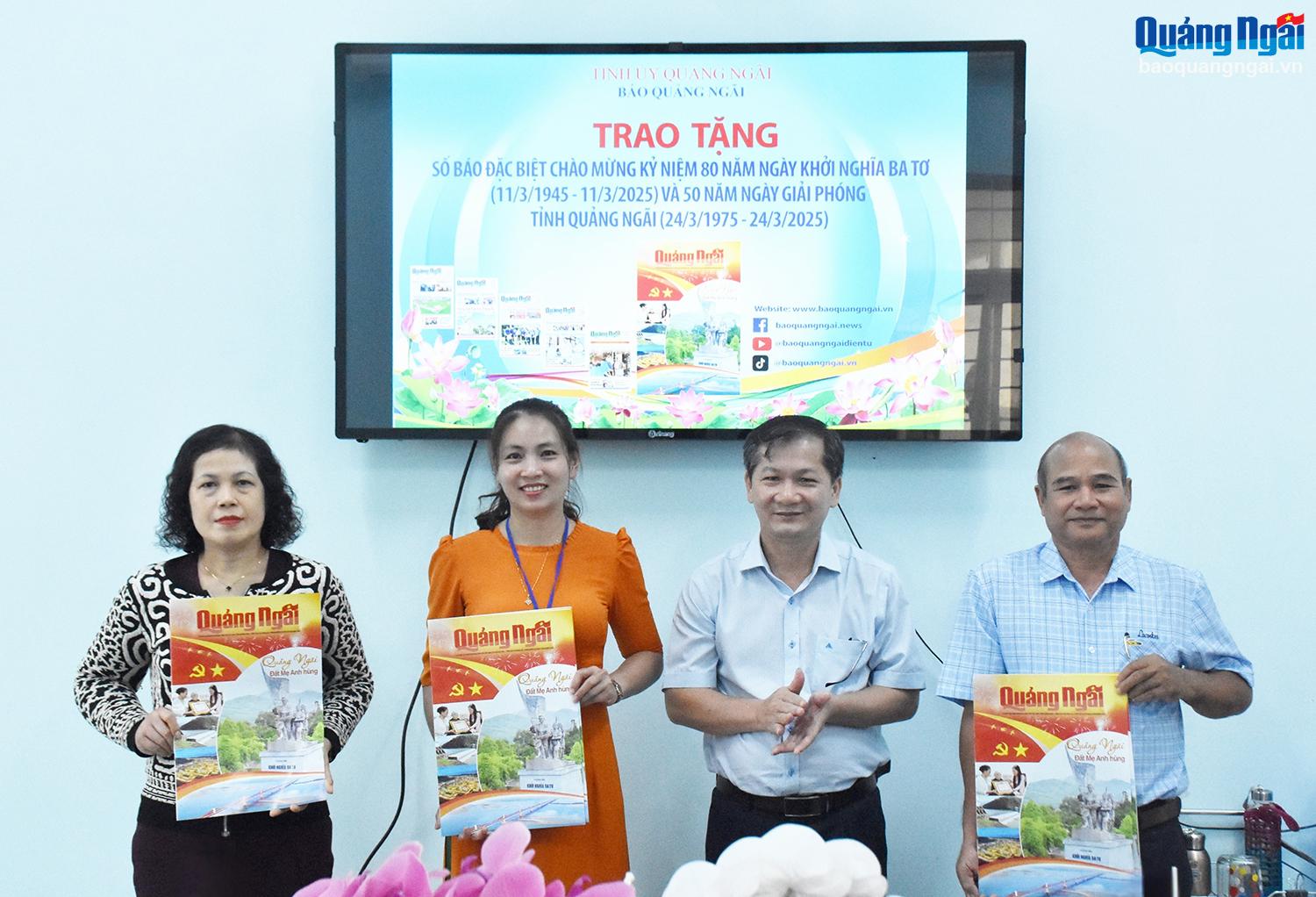 Trao tặng số báo đặc biệt Kỷ niệm 80 năm Ngày Khởi nghĩa Ba Tơ và 50 năm Ngày Giải phóng tỉnh Quảng Ngãi