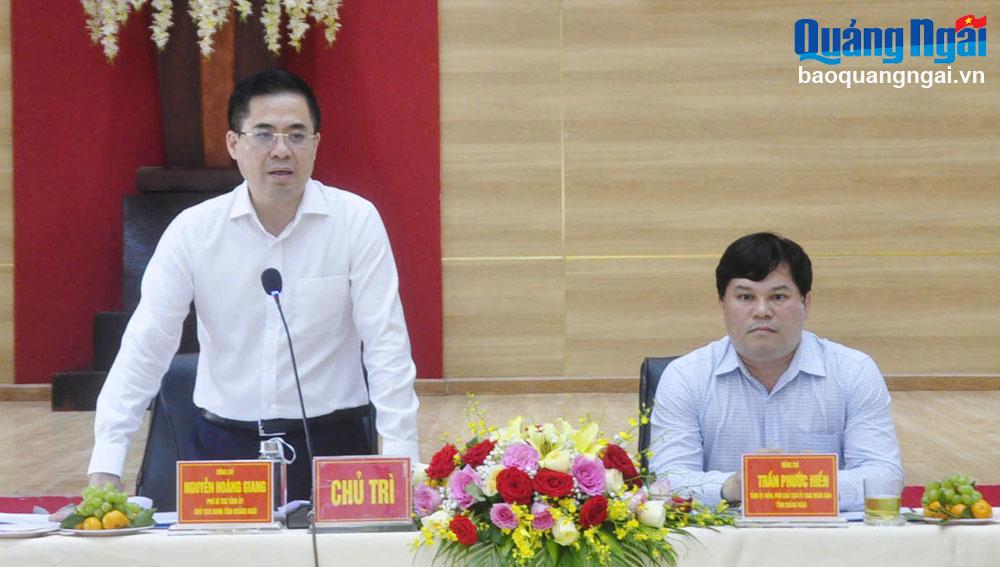 Phó Bí thư Tỉnh ủy, Chủ tịch UBND tỉnh Nguyễn Hoàng Giang làm việc với UBND huyện Lý Sơn