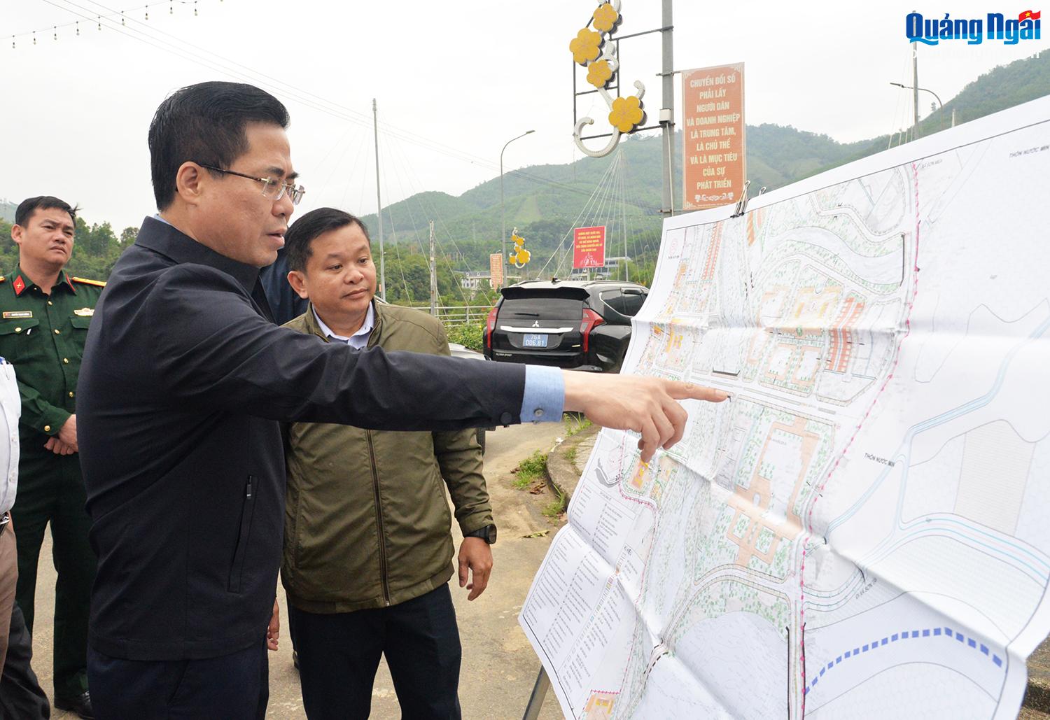 Chủ tịch UBND tỉnh Nguyễn Hoàng Giang kiểm tra các dự án ở huyện Sơn Tây