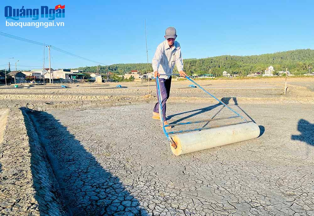 Nghề muối Sa Huỳnh vẫn còn khó khăn