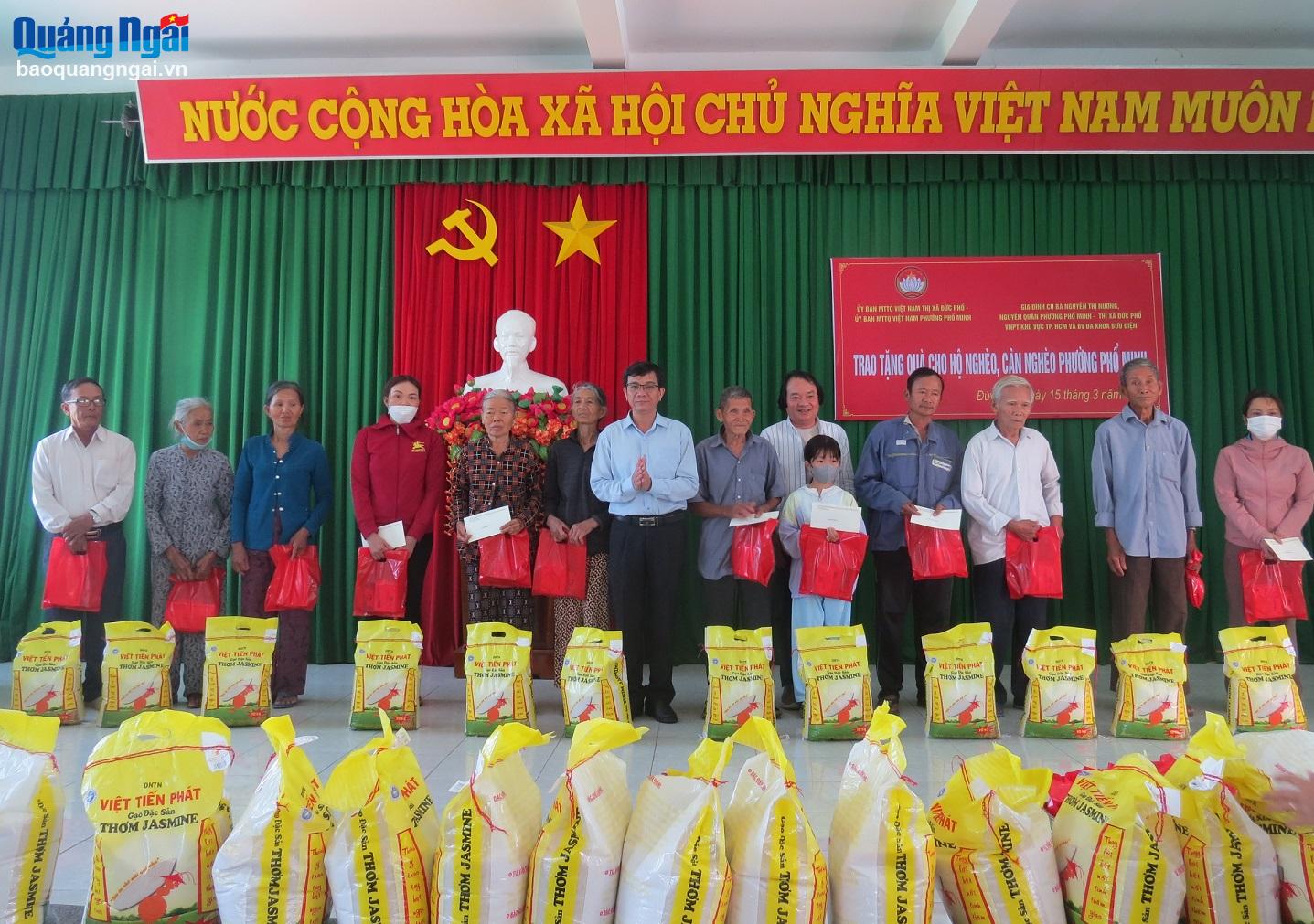 Trao quà cho gia đình khó khăn ở thị xã Đức Phổ