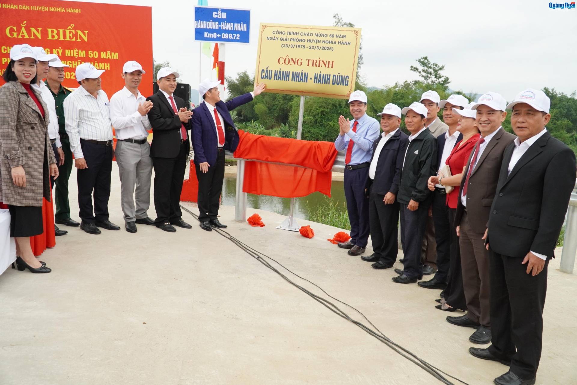 Gắn biển Công trình chào mừng Kỷ niệm 50 năm Ngày Giải phóng huyện Nghĩa Hành